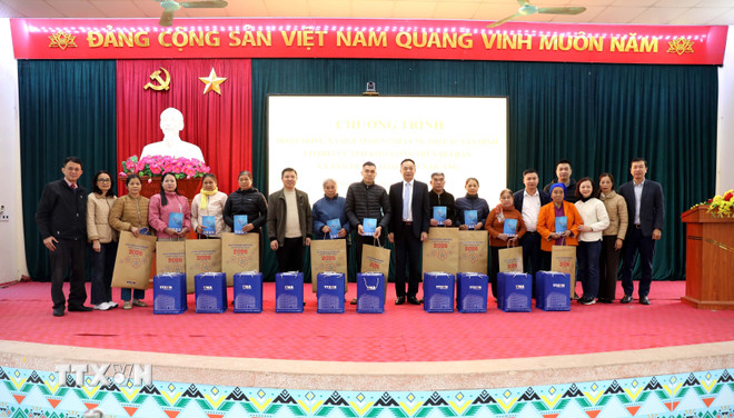 ttxvn-ttx-trao-qua-6.jpg
