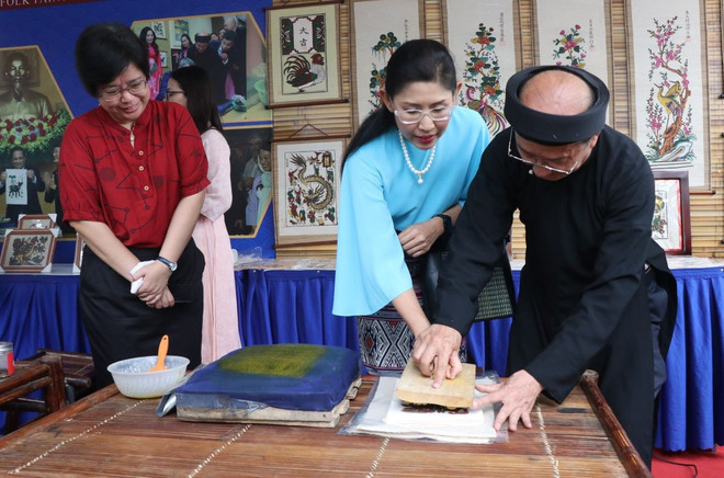 Du khách trải nghiệm in tranh dân gian Đông Hồ. (Ảnh: Thanh Thương/TTXVN) tranh-dong-ho.jpg
