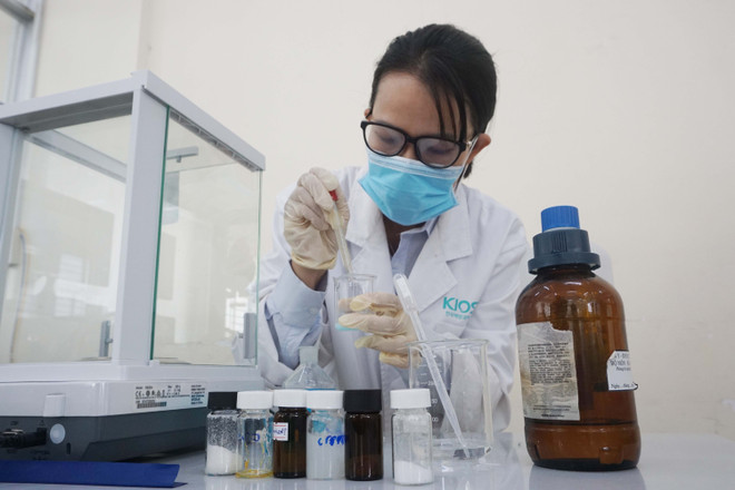 Dr Nguyen Ho Thuy Linh brał udział w ponad 20 tematach, jest autorem 60 publikacji międzynarodowych i 1 patentu. (Zdjęcie: Thu Hoai/VNA) nu-tien-sy-1.jpg