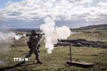 Quân nhân Ukraine sử dụng súng phóng lựu chống tăng trong huấn luyện chiến đấu chống quân đội Nga ở ngoại ô thành phố Pokrovsk thuộc Donetsk, hồi cuối năm ngoái. (Ảnh: AA/TTXVN)