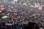 Những người hành hương tham gia lễ hội tôn giáo Kumbh Mela ở thành phố Prayagraj (Ấn Độ) - nơi xảy ra một vụ giẫm đạp khiến nhiều người thương vong hồi tháng Một năm nay. (Ảnh: ANI/TTXVN)
