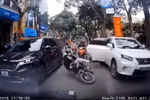 "Phát bực" với màn mở cửa ôtô bất cẩn khiến người đi xe máy gặp tai nạn giao thông
