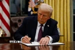 Tổng thống Mỹ Donald Trump ký một sắc lệnh tại Nhà Trắng, Washington D.C. (Ảnh: Getty Images/TTXVN)