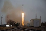 Tên lửa đẩy Soyuz-2.1 của Nga, mang theo 38 vệ tinh của 18 quốc gia, rời bệ phóng tại sân bay vũ trụ Baikonur ở Kazakhstan ngày 22/3/2021. (Ảnh: AFP/ TTXVN)