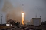 Tên lửa đẩy Soyuz-2.1 của Nga, mang theo 38 vệ tinh của 18 quốc gia, rời bệ phóng tại sân bay vũ trụ Baikonur ở Kazakhstan ngày 22/3/2021. (Ảnh: AFP/ TTXVN)