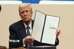 Tổng thống Donald Trump ký một sắc lệnh hành pháp sau lễ tuyên thệ nhậm chức tại Washington, ngày 20/1/2025. (Ảnh: AP/TTXVN)