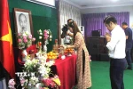 Các đại biểu dâng hương trước bàn thờ Bác Hồ. (Ảnh: Hoàng Minh/TTXVN)