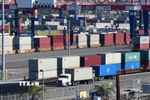 Container hàng hóa được bốc dỡ tại cảng Long Beach ở California (Mỹ). (Ảnh: AFP/TTXVN)
