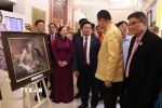 Tổng lãnh sự Việt Nam tại Khon Kaen Đinh Hoàng Linh giới thiệu với các đại biểu tại Triển lãm tranh "Tấm lòng họa sỹ Đào Trọng Lý với Bác Hồ." (Ảnh: Huy Tiến/TTXVN)