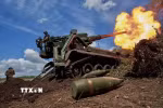 Quân nhân Ukraine nã pháo tự hành 2S7 Pion tại vùng Donetsk về phía mặt trận Nga hồi tháng Chín năm ngoái. (Ảnh: Reuters/TTXVN)