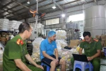 Lực lượng Công an làm việc với Công ty Trách nhiệm hữu hạn Sản xuất và Xuất nhập khẩu Nhật Minh Food. (Ảnh: TTXVN phát)