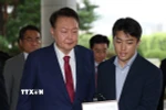 Cựu Tổng thống Hàn Quốc Yoon Suk Yeol (trái). (Ảnh: Yonhap/TTXVN)