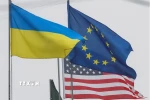 Từ trái sang: Quốc kỳ Ukraine, cờ Liên minh châu Âu và quốc kỳ Mỹ ở Thủ đô Kiev (Ukraine). (Ảnh: Reuters/TTXVN)