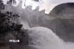 Nhà máy thủy điện Hương Điền vận hành điều tiết xả nước về hạ du. (Ảnh: Đỗ Trưởng/TTXVN)