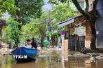 Người dân vẫn phải di chuyển bằng ghe trên đường phố Huế chiều 1/11. (Ảnh: Mai Trang/TTXVN)