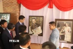 Đại sứ Phạm Việt Hùng cùng các đại biểu tham quan triển lãm tranh vẽ Bác Hồ của cố họa sỹ kiều bào Đào Trọng Lý trưng bày tại Làng hữu nghị Thái-Việt. (Ảnh: Đỗ Sinh/TTXVN)