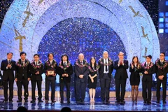 Ủy viên Bộ Chính trị, Chủ tịch Ủy ban Trung ương Mặt trận Tổ quốc Việt Nam Nguyễn Thiện Nhân và ông Trần Mạnh Hùng - Chủ tịch Hội đồng thành viên VNPT trao giải Nhất duy nhất của Nhân tài Đất Việt 2015. (Nguồn: BTC)