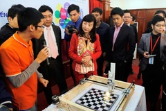 Sinh viên Đại học FPT trình diễn sản phẩm tại diễn đàn. (Nguồn: KCNC Hòa Lạc cung cấp)