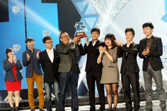 Nhà báo Lại Văn Sâm trao giải Nhất cho nhóm Grepgame. (Ảnh: T.H/Vietnam+)