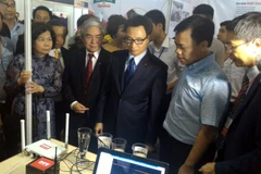 Phó Thủ tướng Vũ Đức Đam thăm gian hàng của DTT, một doanh nghiệp công nghệ thông tin có sự phát triển khá tốt trong thời gian qua với sản phẩm tiêu biểu là nền tảng phát triển chính quyền điện tử nguồn mở, là đối tác của Intel về IoT... (Ảnh: T.H/Vietnam