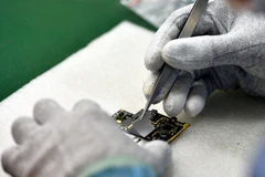 Dây chuyền lắp đặt điện thoại di động. (Nguồn: Bkav)