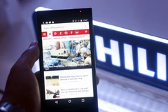 Sau hơn 1 năm bắt tay với Smartcom, điện thoại Philips đã hiện diện trên 2.600 cửa hàng trên toàn quốc với hơn 365.000 sản phẩm được bán ra, trong đó có hơn 204.000 sản phẩm là smartphone. (Ảnh: T.H/Vietnam+)