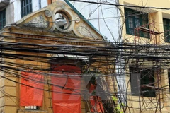 Các loại dây cáp nhằng nhịt trên một con phố ở Hà Nội. (Ảnh: Nhật Anh/TTXVN)