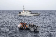 Italy giải cứu hàng trăm người di cư lênh đênh trên biển