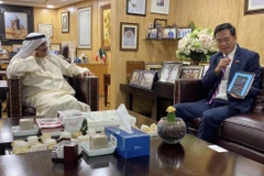 Đại sứ Ngô Toàn Thắng giới thiệu với ông Faisal Al Mutawa, Chủ tịch Công ty Ali Abdulwahab Al Mutawa các sản phẩm nông sản Việt Nam. (Nguồn: Đại sứ quán Việt Nam tại Kuwait)