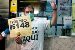 Người dân Tây Ban Nha ăn mừng trúng thưởng siêu xổ số 'El Gordo'