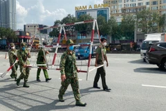 [Photo] TP.HCM tháo dỡ chốt chặn, người dân thận trọng ra đường