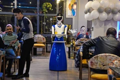 Độc đáo nhà hàng có robot phục vụ xuất hiện lần đầu tiên tại Iraq