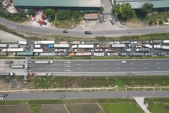 [Photo] Chốt kiểm dịch cao tốc Pháp Vân-Cầu Giẽ ùn tắc kéo dài