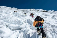 Đỉnh Everest đón các nhà leo núi nước ngoài đầu tiên sau 1 năm