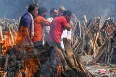 Bệnh viện Ấn Độ cạn kiệt oxy, không còn nơi hỏa táng người chết