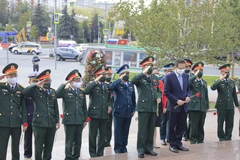 Đoàn đại biểu cấp cao QĐND Việt Nam đặt hoa tại Tượng đài Bác ở Moskva