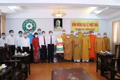 Ủy viên Bộ Chính trị, Bí thư Thành ủy Nguyễn Văn Nên thăm, chúc mừng Hòa thượng Thích Thiện Nhơn, Chủ tịch Hội đồng Trị sự Giáo hội Phật giáo Việt Nam và các chư tăng nhân dịp đại lễ Phật đản năm 2021. (Ảnh: Xuân Khu/TTXVN)