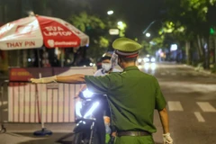 [Photo] Công an quận Hoàn Kiếm triển khai kiểm soát người dân ra đường