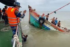 Biên phòng Bến Tre đưa 8 thuyền viên gặp nạn trên biển vào bờ an toàn