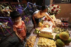 [Photo] Người dân Hà Nội đón Trung thu đặc biệt mùa COVID-19
