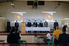 Lễ cử hành quốc ca Việt Nam trong buổi trao khẩu trang tại Trường Trung học phổ thông Parkedene ngày 18/01/2022. (Ảnh: TTXVN)