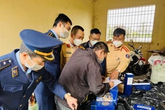 Thanh Hóa: Bắt xe tải chở hàng trăm chai rượu ngoại không rõ nguồn gốc