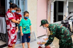 Bộ đội ‘tiếp tế’ thực phẩm cho người dân khó khăn do COVID-19 