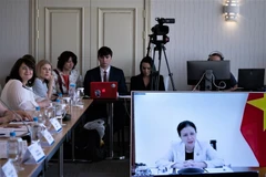 Chủ tịch Liên hiệp các hội hữu nghị Việt Nam Nguyễn Phương Nga phát biểu từ đầu cầu Hà Nội. (Ảnh: Hồng Quân/TTXVN)