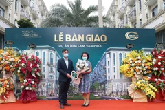 Nỗ lực vượt “bão” COVID-19, Him Lam Vạn Phúc chào đón cư dân đầu tiên