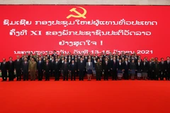 Ban chấp hành Trung ương khóa XI Đảng NDCM Lào chụp ảnh chung. Ảnh do Ban Tổ chức cấp. (Ảnh: TTXVN)