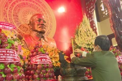 Dâng hương tưởng niệm 133 năm Ngày sinh Chủ tịch Tôn Đức Thắng