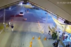 Bắt giữ đối tượng say rượu, dùng ma túy, lái xe "thông" chốt kiểm dịch