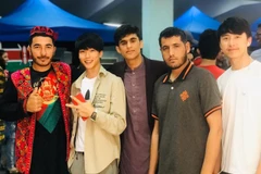 Minh Quang cùng các các bạn sinh viên quốc tế tại Viện Công nghệ Ambedkar (Ảnh: NVCC)