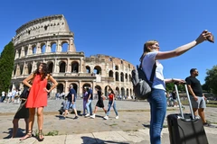 Dịch COVID-19: Italy bỏ yêu cầu cách ly đối với du khách Anh